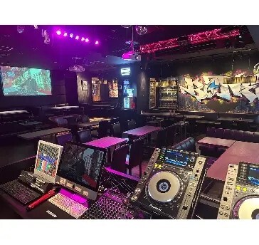 B ONE（ビーワン）銀座 プロ仕様DJブースとグラフィティ壁のエンタメ空間