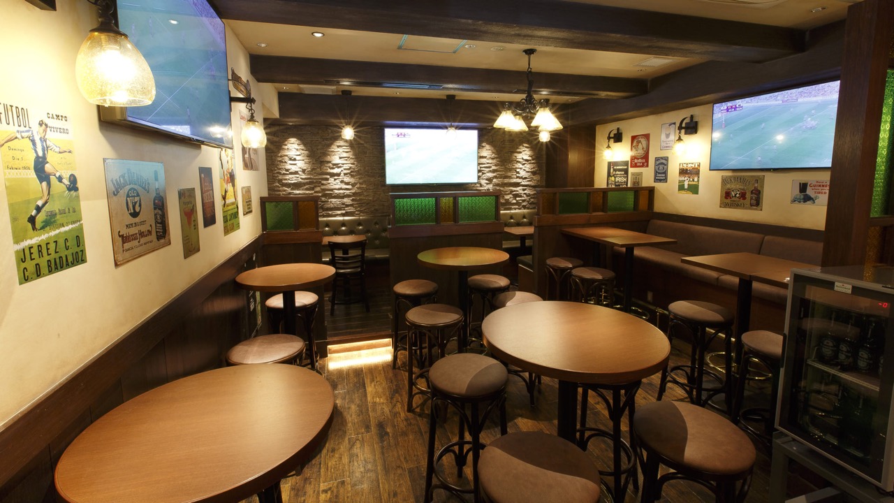 CELTS 横浜関内店の店内・テーブル席が並ぶ宴会スペース