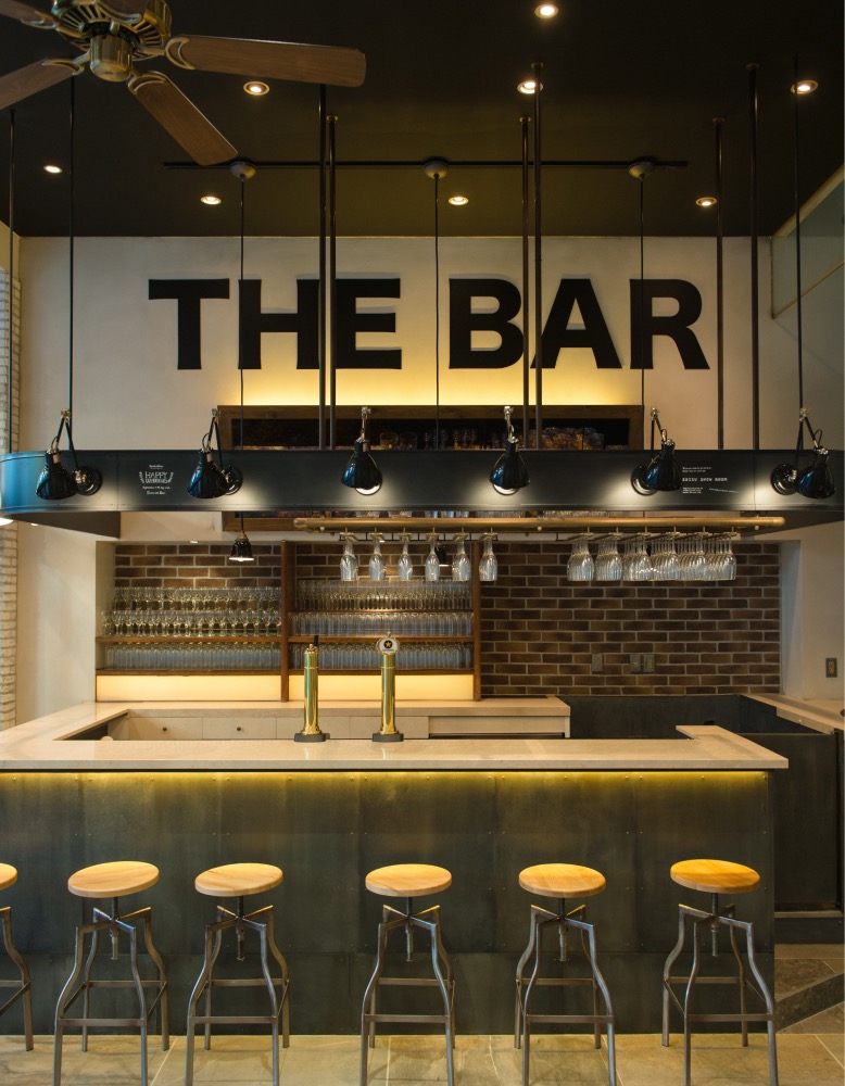 GLADE PARK 恵比寿「THE BAR」レンガ調バックバーとスツールのバーカウンター