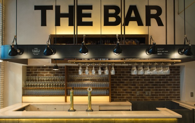 GLADE PARK 恵比寿「THE BAR」バックバーのグラス棚ディテール