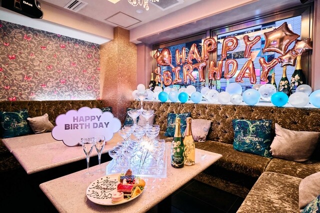ROSE EBISU（ローズ 恵比寿）HAPPY BIRTHDAY装飾のソファ席セットアップ
