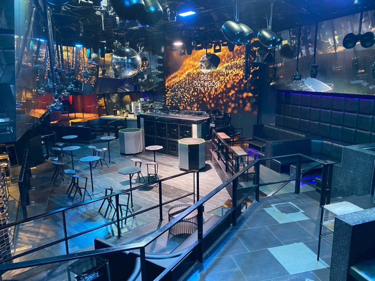 SEL OCTAGON TOKYOのメインフロア内観。天井高5.5mの開放的なダンスフロアとLED・レーザー演出