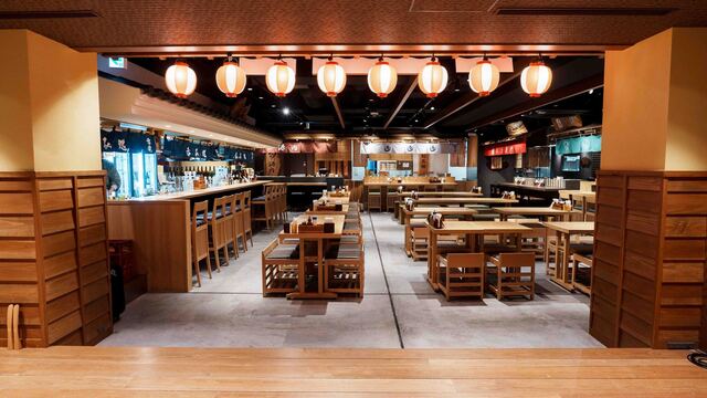 食のHANAMICHI 内藤新宿 赤提灯が連なる店内・バーカウンターとテーブル席の宴会フロア