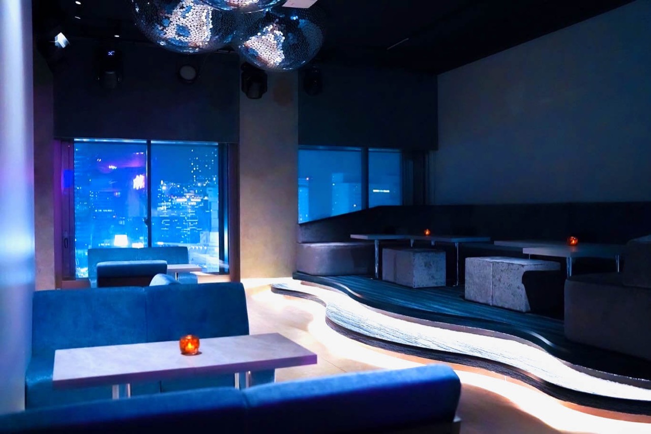SOAK 渋谷 宮下パーク最上階のルーフトップバー内観。夜景を望むカウンターと照明演出のラウンジ空間
